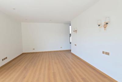 5 Bed House with En Suite in Lavington - 4