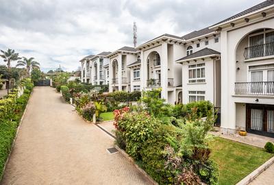 5 Bed Townhouse with En Suite at Lavington Green