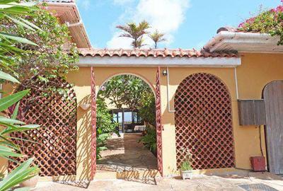 5 Bed Villa with En Suite at Paparemo