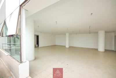 2,040 ft² Commercial Property with Service Charge Included at Woodvale Close - 2