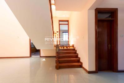 5 Bed Townhouse with En Suite in Brookside