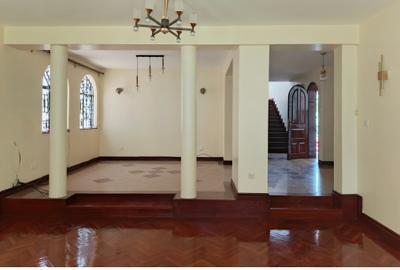 5 Bed Townhouse with En Suite at Riverside - 2