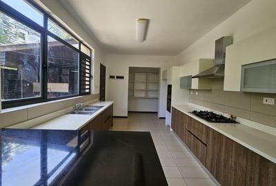 4 Bed House with En Suite in Garden Estate