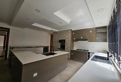 6 Bed Villa with En Suite in Lavington - 2