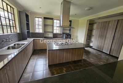 4 Bed House with En Suite in Rosslyn - 4