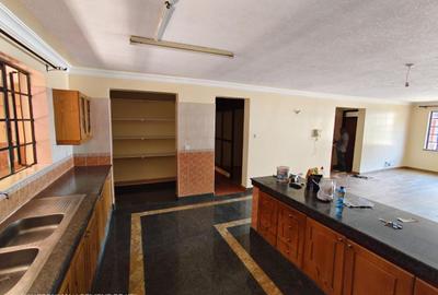 3 Bed Apartment with En Suite at Lavington - 4