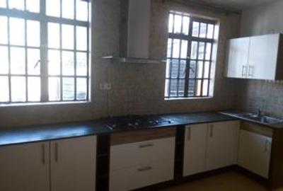 4 Bed Townhouse with En Suite at Lavington - 3