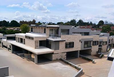 5 Bed Villa with En Suite in Kyuna