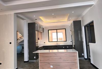 5 Bed Villa with En Suite in Lavington