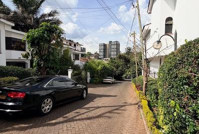 5 Bed Townhouse with En Suite at Riverside Drive - 2