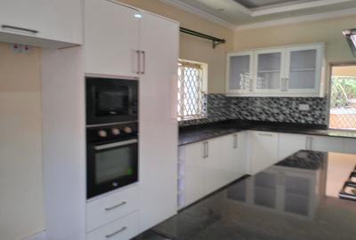 5 Bed House with En Suite in Runda