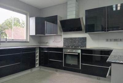 3 Bed Apartment with En Suite in Riverside