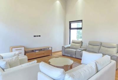 5 Bed Townhouse with En Suite in Lavington - 3