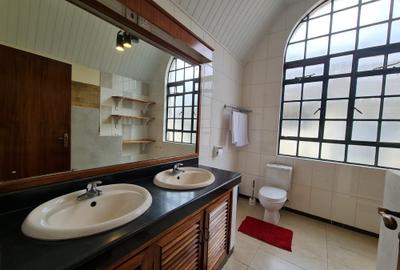 2 Bed Apartment with En Suite at Kileleshwa