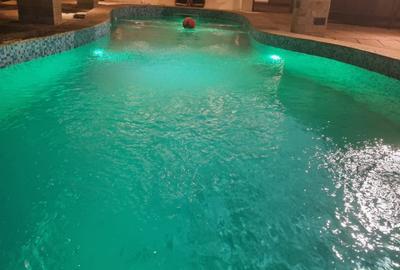 7 Bed House with En Suite in Ridgeways - 3