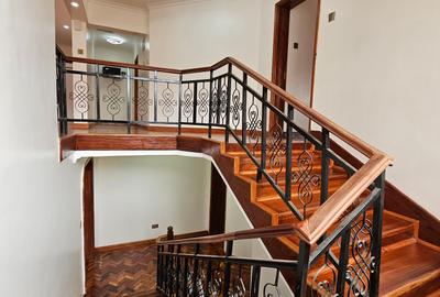 5 Bed Villa with En Suite in Runda - 4