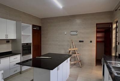 6 Bed Townhouse with En Suite in Lavington - 3