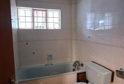 4 Bed House with En Suite in Gigiri