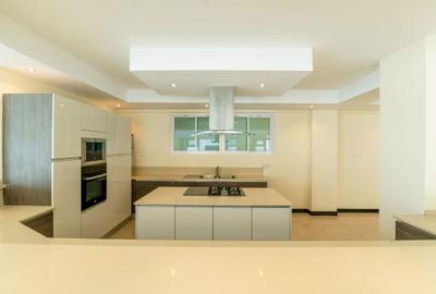 4 Bed Apartment with En Suite in Riverside
