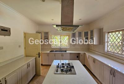5 Bed House with En Suite in Runda