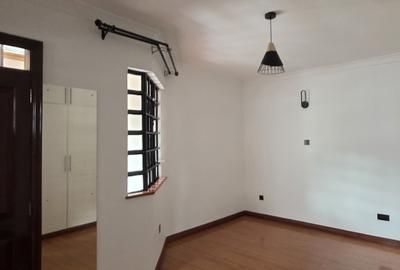 5 Bed Townhouse with En Suite at Lavington - 4
