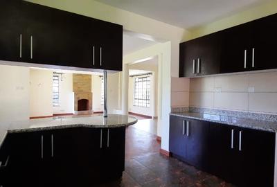 4 Bed Townhouse with En Suite at Lavington - 3