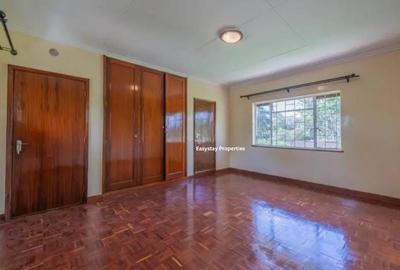 4 Bed House with En Suite in Lavington