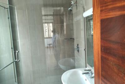 5 Bed Townhouse with En Suite in Lavington - 4