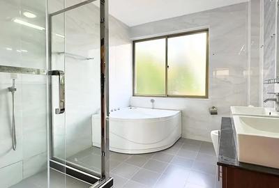 5 Bed Townhouse with En Suite in Lavington - 2