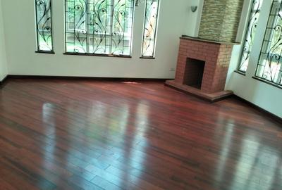 5 Bed Townhouse with En Suite in Lavington - 3