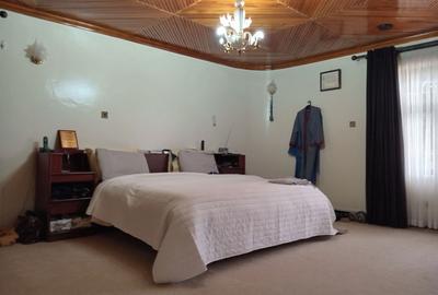 7 Bed House with En Suite in Lavington