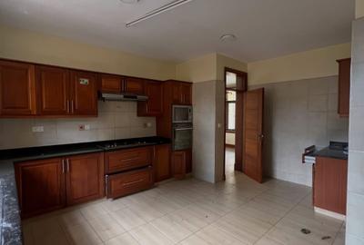 5 Bed Townhouse with En Suite in Lavington - 3