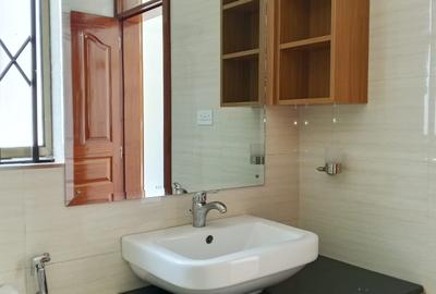 5 Bed Townhouse with En Suite in Lavington - 4