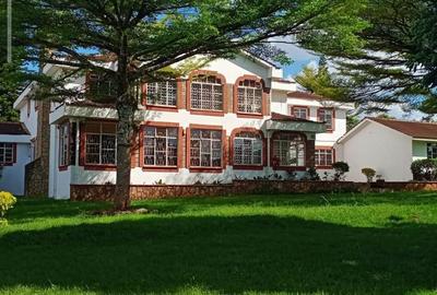 5 Bed House with En Suite in Runda