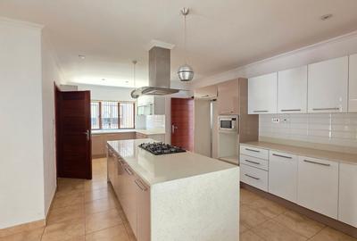 5 Bed Townhouse with En Suite at Lavington Green. - 3