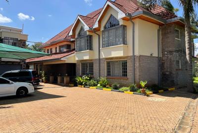 5 Bed House with En Suite in Runda - 2