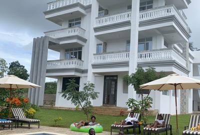 6 Bed Villa with En Suite at Beach Road