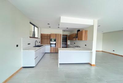 Serviced 4 Bed Apartment with En Suite in Spring Valley - 4