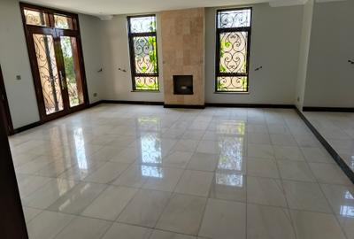 6 Bed Townhouse with En Suite at Lavington - 2
