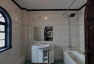 4 Bed Townhouse with En Suite at Riverside Drive - 2