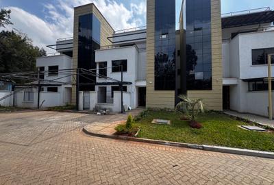 5 Bed Townhouse with En Suite in Lavington