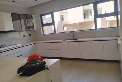 5 Bed Townhouse with En Suite in Lavington - 2