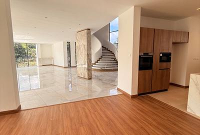 5 Bed House with En Suite in Nyari - 2