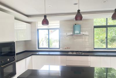5 Bed Townhouse with En Suite in Lavington