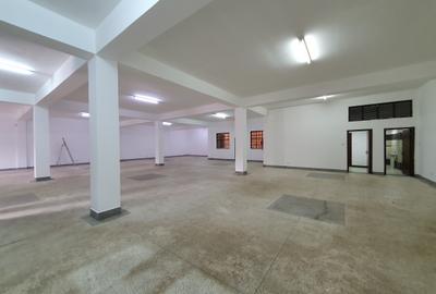 4,250 ft² Warehouse with Service Charge Included at Road A