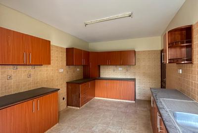 5 Bed Townhouse with En Suite in Lavington