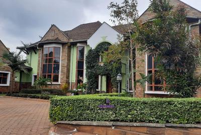 5 Bed Villa with En Suite at Mimosa Rd - 2