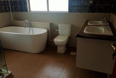 5 Bed Townhouse with En Suite in Lavington