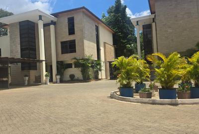 5 Bed House with En Suite in Lavington
