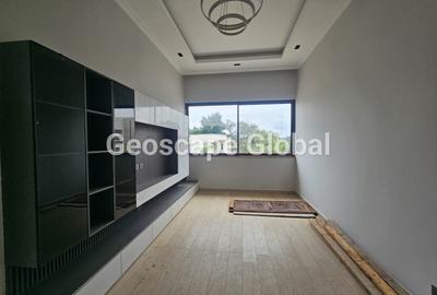 5 Bed House with En Suite in Lavington - 3